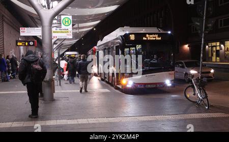 Ein Bus der Linie 18 der Hamburger Hochbahn AG in Richtung Bramfeld am Stühm-Süd steht im Abfahrtsbereich vom Bahnhof Barmbek. Barmbek Hamburg *** Ein Bus der Linie 18 der Hamburger Hochbahn AG in Richtung Bramfeld am Stühm Süd parkt im Abfahrtsbereich des Bahnhofs Barmbek Hamburg Stockfoto