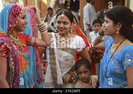 Indien, Rajasthan, Udaipur, Hochzeitsfeier, junge rajasthani Frauen Stockfoto