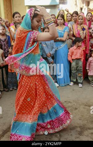 Indien, Rajasthan, Udaipur, Hochzeitsfeier, tanzende Frau Stockfoto