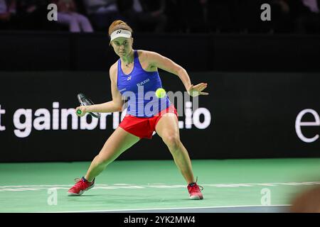 Malaga, Malaga, Spanien. November 2024. Linda Noskova aus Tschechien, kehrt mit Vorhand in ihrem Spiel gegen IgA Swiatek aus Polen während des Billie Jean King Cup Finals 2024 zurück - Frauen Tennis (Foto: © Mathias Schulz/ZUMA Press Wire) NUR REDAKTIONELLE VERWENDUNG! Nicht für kommerzielle ZWECKE! Stockfoto