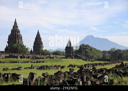 Indonesien, Java, Prambanan, hinduistische Tempel, Gunung Merapi Vulkan Stockfoto