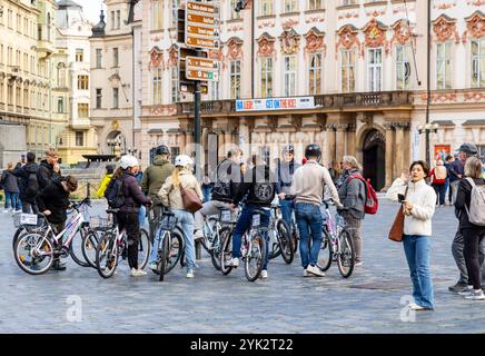 Prager Stadtzentrum, Fahrradgruppe am Altstadtplatz bereitet sich auf eine Radtour durch Prag, Tschechien und Europa vor Stockfoto