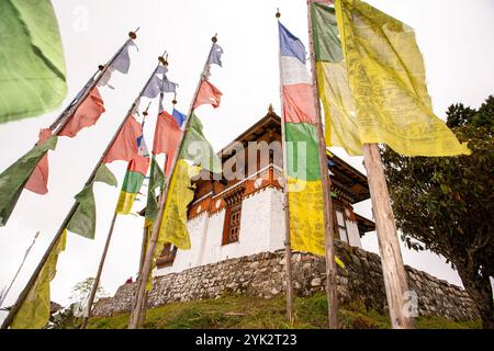 Buddhistische Gebetsfahnen am Lungchutse Tempel, der sich auf einer Höhe von 3,566 m über dem Meeresspiegel befindet, Bhutan. Stockfoto