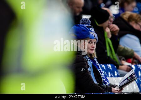 London, Großbritannien. November 2024. London, England, 16. November 2024: Chelsea-Fan vor dem Womens Super League-Spiel zwischen Chelsea und Manchester City an der Stamford Bridge in London, England. (Pedro Porru/SPP) Credit: SPP Sport Press Photo. /Alamy Live News Stockfoto