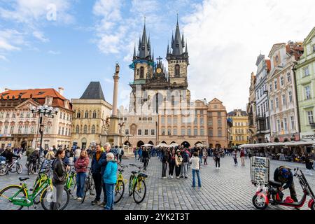 Stadtzentrum von Prag, Fahrradtour in Gruppe auf dem Altstädter Platz mit gotischer Kirche der Gottesmutter vor Tyn, Prag, Tschechische Republik Stockfoto