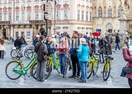 Prager Stadtzentrum, Fahrradgruppe am Altstadtplatz bereitet sich auf eine Radtour durch Prag, Tschechien und Europa vor Stockfoto