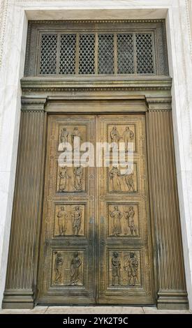 Nahaufnahme der Eingangstüren am Gebäude des Obersten Gerichtshofs der USA in Washington D.C. Stockfoto