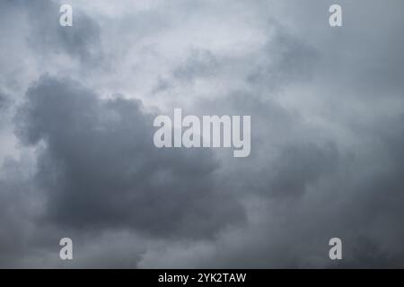 Dramatische Sturmwolken bilden sich in der Ferne über das australische Outback. Grafikdesign im Hintergrund. Stockfoto