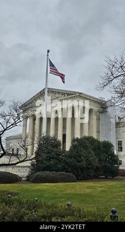 Seitenansicht des Gebäudes des Obersten Gerichtshofs der USA mit der US-Flagge davor Stockfoto