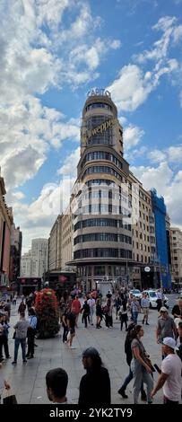 MADRID-SPANIEN-SEP 20, 2024: Die Gran Vía ist eine Straße im Zentrum von Madrid. Es führt von der Calle de Alcalá, nahe der Plaza de Cibeles, zur Plaza de es Stockfoto