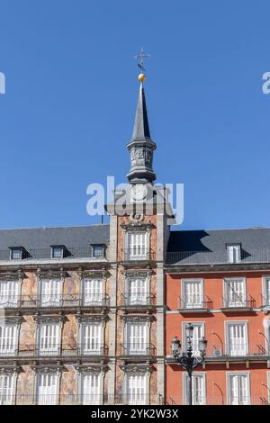 MADRID-SPANIEN-SEP 14, 2024: Die Plaza Mayor stammt aus dem 15. Jahrhundert, wo sie ursprünglich als „Plaza del Arrabal“ bezeichnet wurde Stockfoto