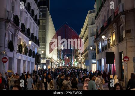 Am Vorabend des Allerheiligen-Urlaubs in Madrid, Spanien, finden Besucher das Einkaufsviertel Calle de Preciados in Puerta del Sol. Stockfoto