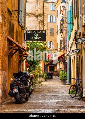 AJACCIO, KORSIKA, FRANKREICH - 8. Oktober 2024: Ajaccio, Geburtsort von Napoleon Bonaparte, bietet eine charmante Mischung aus historischer Architektur und pulsierendem Por Stockfoto