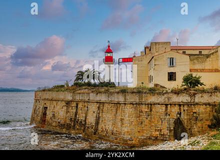 AJACCIO, KORSIKA, FRANKREICH - 8. Oktober 2024: Ajaccio, Geburtsort von Napoleon Bonaparte, bietet eine charmante Mischung aus historischer Architektur und pulsierendem Por Stockfoto