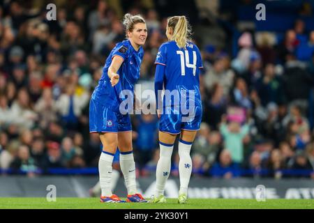 London, Großbritannien. November 2024. Millie Bright spricht mit Nathalie Bjorn von Chelsea Women React während des Barclays Women's Super League Matches Chelsea FC Women vs Manchester City Women in Stamford Bridge, London, Großbritannien, 16. November 2024 (Foto: Izzy Poles/News Images) in London, Großbritannien am 16. November 2024. (Foto: Izzy Poles/News Images/SIPA USA) Credit: SIPA USA/Alamy Live News Stockfoto