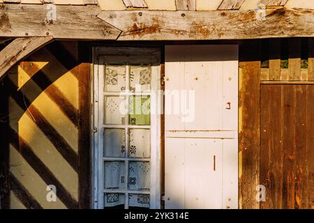 Fachwerkhaus mit Fensterdetails in Beuvron-en-Auge im Pays d&#39;Auge im Departement Calvados in der Normandie in Frankreich Stockfoto