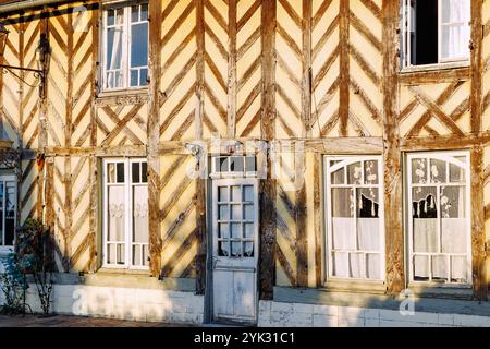 Fachwerkhaus an der Hauptstraße von Beuvron-en-Auge im Pays d&#39;Auge im Departement Calvados in der Normandie Stockfoto