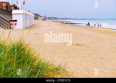 Sandstrand und Badehütten in Cabourg an der Blumenküste (Côte Fleurie, Cote Fleurie) im Departement Calvados in der Normandie in Frankreich Stockfoto