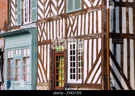 Fachwerkhäuser an der Hauptstraße/Ecke Rue de la Catouillette in Beuvron-en-Auge im Pays d&#39;Auge im Departement Calvados im Norden Stockfoto