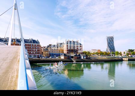 Bassin du Commerce mit Fußgängerbrücke Passerelle de la Bourse und Trainingsbooten der Segelschule, Blick auf die Appartementhäuser von Auguste Perret Stockfoto