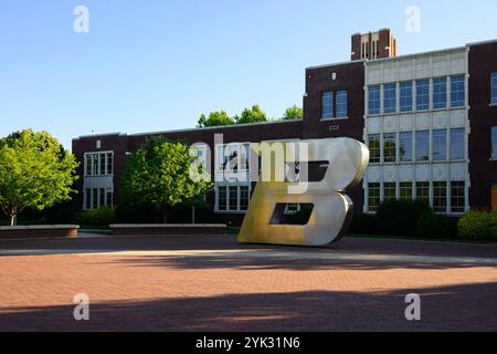 Boise, ID, USA - 10. Juni 2024; großes Schild mit Block B an der Boise State University, das die umgebenden Bäume und die Farben der Gebäude reflektiert Stockfoto