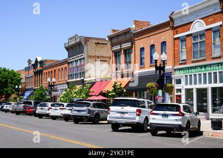 Ogden, UT, USA – 10. Juni 2024; geparkte Autos an der 25th Street im Zentrum von Ogden Utah mit histrorischen Gebäuden Stockfoto