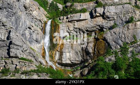 Die Bridal Veil Falls kaskadieren über felsige Felsvorsprünge im malerischen oberen Wasserfall entlang des Provo Canyon Utah Stockfoto