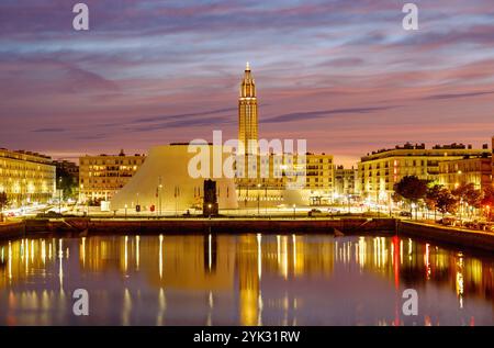 Bassin du Commerce mit Wasserreflexion und Blick auf das Kulturzentrum Espace Oscar Niemeyer mit Grand Volcan und Petit Volcan (SM Stockfoto