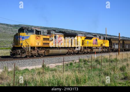 Helper, UT, USA – 11. Juni 2024; Union Pacific beladene den Kohlezug auf dem Soldier Summit im ländlichen Utah Stockfoto