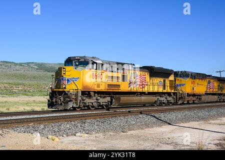 Helper, UT, USA – 11. Juni 2024; Union Pacific Güterzug durch die Hochwüstenlandschaft Utahs Stockfoto