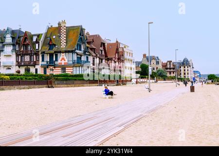 Strand und Promenade Les Planches in Trouviille-sur-Mer (Trouville) an der Blumenküste (Côte Fleurie, Cote Fleurie) im Departement Calvados in der Stockfoto