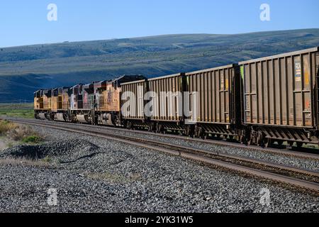 Helper, UT, USA – 11. Juni 2024; Union Pacific Kohlefrachtzug in der Hochwüstenlandschaft Utahs Stockfoto