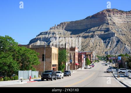 Helper, UT, USA - 11. Juni 2024; Blick auf die Stadt entlang der Main Street in Helper Utah mit historischen Gebäuden Stockfoto