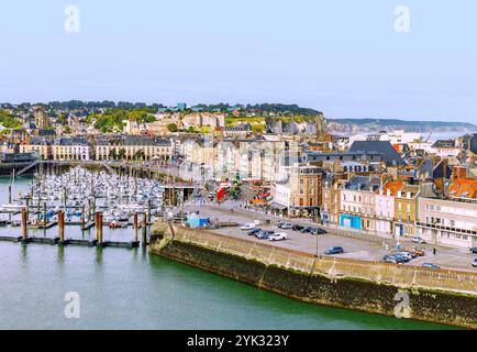 Blick auf den Hafen von Port Plaisance von der Wallfahrtskapelle Notre-Dame-de-Bonsecours in Dieppe an der Alabasterküste (Côte d&#39;Albâtre, Cote d&#3) Stockfoto