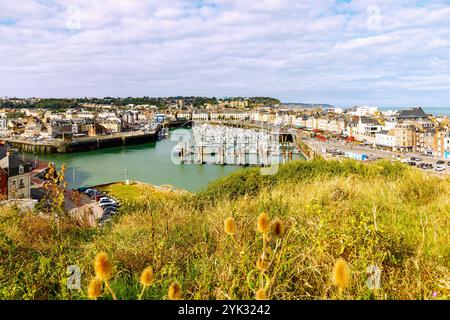 Blick auf den Hafen von Port Plaisance von der Wallfahrtskapelle Notre-Dame-de-Bonsecours in Dieppe an der Alabasterküste (Côte d&#39;Albâtre, Cote d&#3) Stockfoto