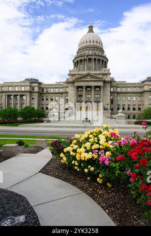 Boise, ID, USA – 9. Juni 2024; Idaho State Capitol in Boise mit Rosengarten Stockfoto