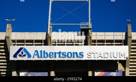 Boise, ID, USA – 10. Juni 2024; Boise State University Albertsons Stadium unterzeichnet Nahaufnahme gegen blauen Himmel Stockfoto