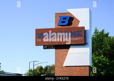 Boise, ID, USA - 10. Juni 2024; Willkommen an der Boise State University und Logo auf elektronischem Wegweiser Stockfoto