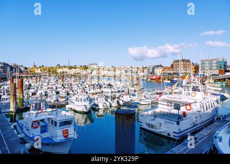 Hafen von Port Plaisance mit farbenfrohen Fischerbooten und Yachten bei Ebbe und Wallfahrtskapelle Notre-Dame-de-Bonsecours auf der östlichen Klippe in Dieppe Stockfoto