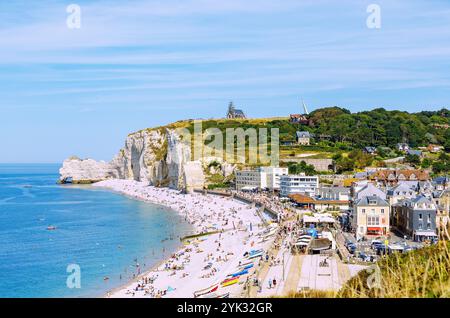 Etretat und Kreidefelsen mit Strand und Felsbogen La Falasie d&#39;Aumont bei Flut in Etretat (Etretat) an der Alabasterküste (Côte d&#39;Albâtre) Stockfoto