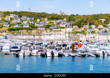 Port de Plaisance, Häuser am Quai Guy de Maupassant und Chapelle Notre-Dame de Salut auf den Kreidefelsen in Fécamp (Fecamp) an der Alabasterküste Stockfoto