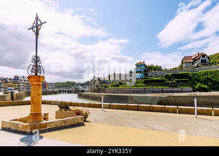 Altstadt mit Hafen Port de Plaisance in Saint-Valéry-en-Caux (Saint-Valery-en-Caux) an der Alabasterküste (Côte d&#39;Albâtre, Cote d&#39; Stockfoto