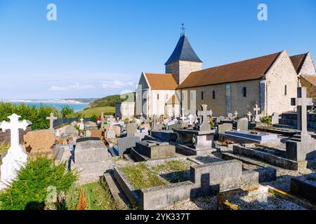 Künstler&#39; Friedhof Cimitière Marin mit Kirche Eglise Saint Valery (Eglise Saint-Valéry) in Varengeville-sur-Mer mit Blick auf die Alabasterküste Stockfoto