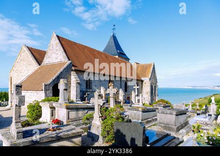 Künstler&#39; Friedhof Cimitière Marin mit Kirche Eglise Saint Valery (Eglise Saint-Valéry) in Varengeville-sur-Mer mit Blick auf die Alabasterküste Stockfoto