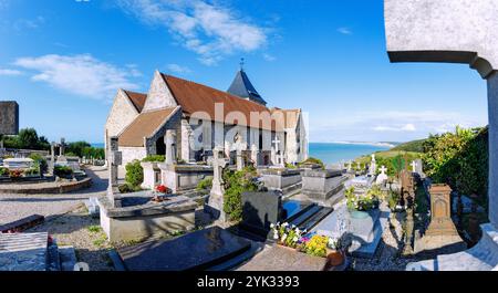 Künstler&#39; Friedhof Cimitière Marin mit Kirche Eglise Saint Valery (Eglise Saint-Valéry) in Varengeville-sur-Mer mit Blick auf die Alabasterküste Stockfoto