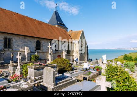 Künstler&#39; Friedhof Cimitière Marin mit Kirche Eglise Saint Valery (Eglise Saint-Valéry) in Varengeville-sur-Mer mit Blick auf die Alabasterküste Stockfoto