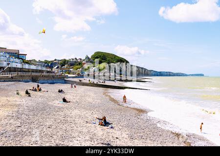 Kiesstrand mit Badehütten und Blick auf die Kreidefelsen am Strand (Plage) von Veules-les-Roses an der Alabasterküste (Côte d&#39;Albâtre, Cote) Stockfoto