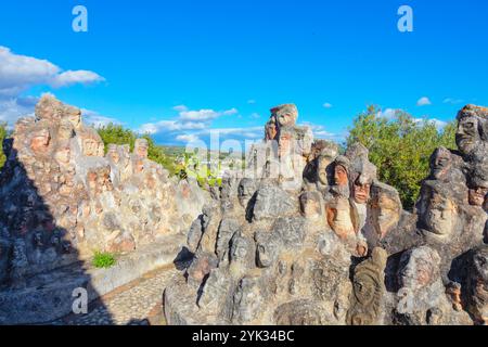 In Felsen gehauene Köpfe in Enchanted Castle, Sciacca, Agrigento, Sizilien, Italien Stockfoto