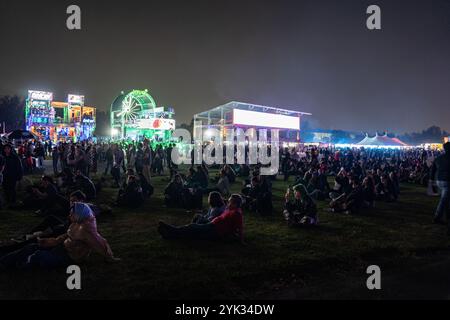 Mexiko, Mexiko. November 2024. Festivalbesucher besuchen das Festival. Das Corona Capital Music Festival findet im Hermanos Rodriguez Autodrome in Mexiko-Stadt statt. Das Festival zieht in der Regel 80.000 Personen pro Tag an jedem der drei Tage an. Zu den Headlinern dieses Jahres zählen Shawn Mendes und Paul McCartney. Quelle: SOPA Images Limited/Alamy Live News Stockfoto