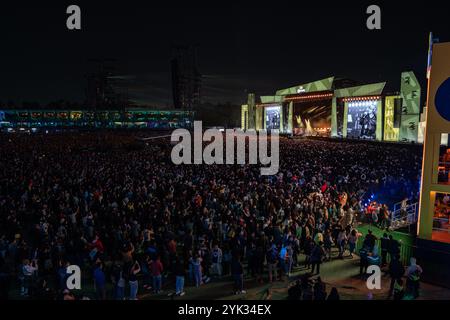 Mexiko, Mexiko. November 2024. Festivalbesucher besuchen das Festival. Das Corona Capital Music Festival findet im Hermanos Rodriguez Autodrome in Mexiko-Stadt statt. Das Festival zieht in der Regel 80.000 Personen pro Tag an jedem der drei Tage an. Zu den Headlinern dieses Jahres zählen Shawn Mendes und Paul McCartney. Quelle: SOPA Images Limited/Alamy Live News Stockfoto